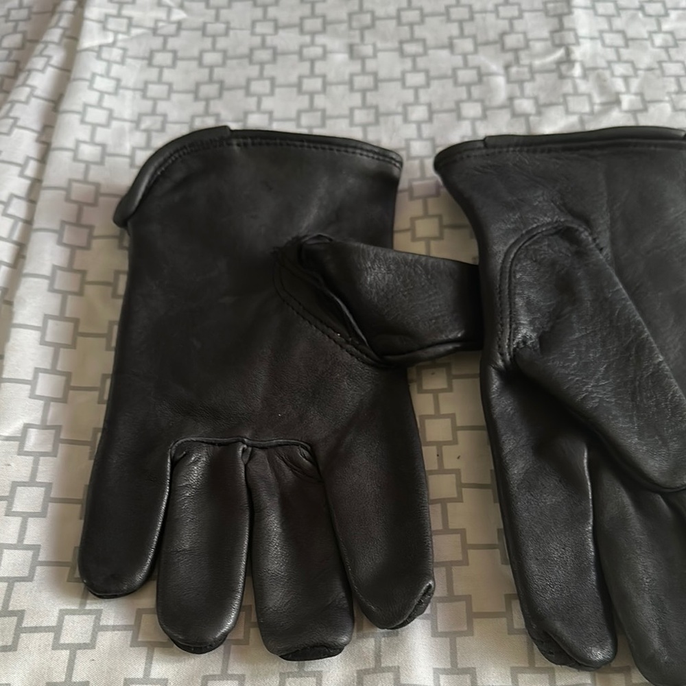Black Leather Gloves with Classic Design and Stitching Detail - Picture 3 of 9